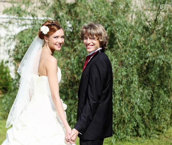 Girato giovani coppie che entrano in matrimonio — Foto Stock