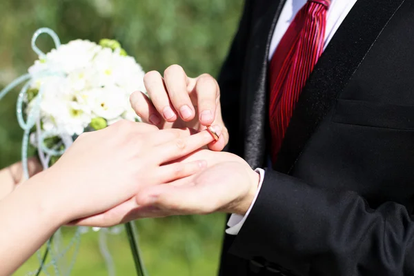 Schuss Moment, wenn der Bräutigam den Ring legt — Stockfoto