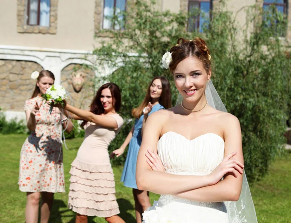 Fiatal menyasszony fehér esküvői ruha — Stock Fotó