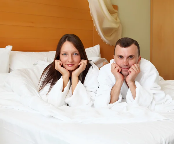 Mladý pár v posteli — Stock fotografie