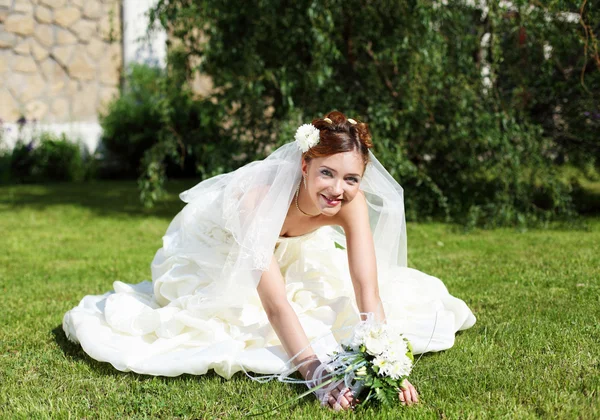 Portrét mladé nevěsty v bílých šatech — Stock fotografie