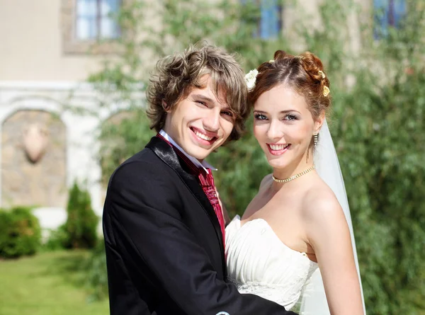Tiro jovens casais que entram em casamento — Fotografia de Stock