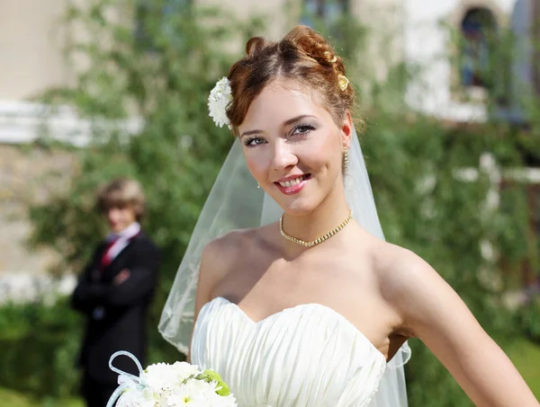 Porträtt av en ung brud i en vit klänning — Stockfoto