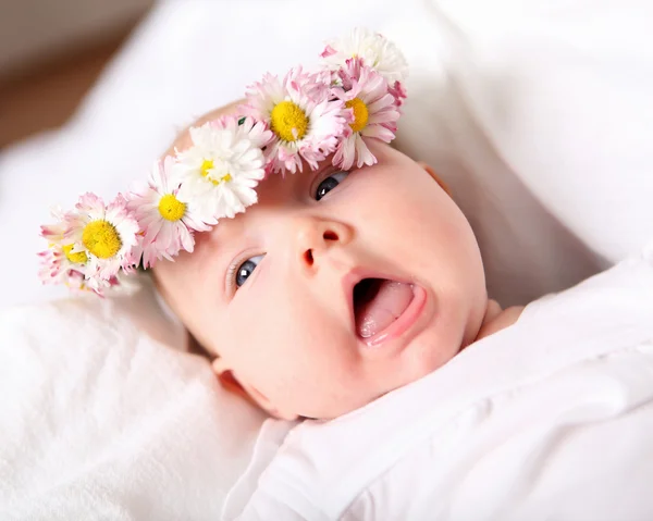 Retrato de un bebé con una corona —  Fotos de Stock
