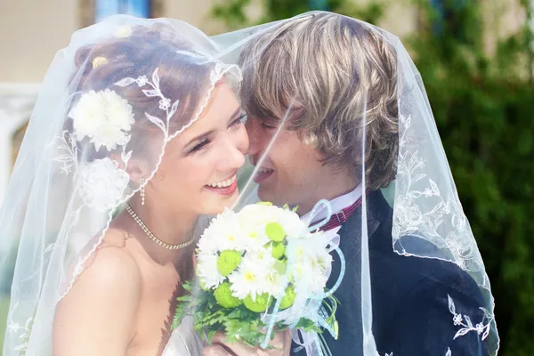 Junge Braut und Bräutigam jung zusammen — Stockfoto