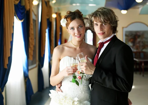 결혼으로 들어가는 젊은 커플 샷 — 스톡 사진