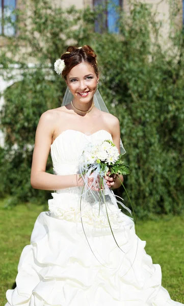 Portret van een jonge bruid in een witte jurk — Stockfoto