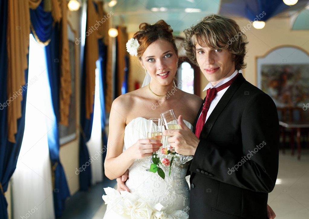 Disparó a parejas jóvenes que entraban en matrimonio: fotografía de stock © SergeyNivens #5959503 | Depositphotos Disparó a parejas jóvenes que entraban en matrimonio: fotografía de stock © SergeyNivens #5959503 | Depositphotos