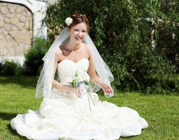 Retrato de una joven novia vestida de blanco —  Fotos de Stock