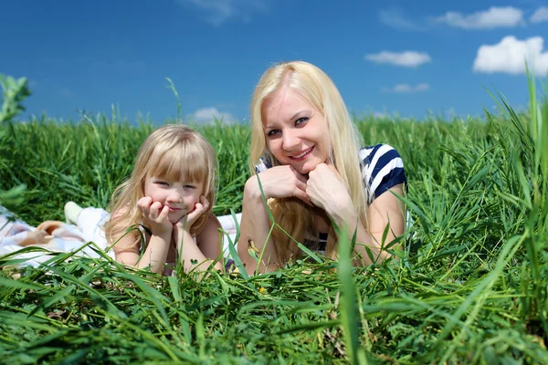 Anne ile kızın kız açık havada — Stok fotoğraf