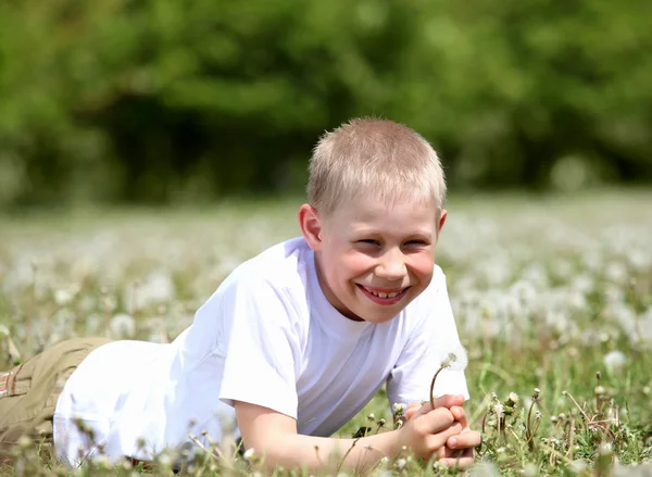 Маленький хлопчик грає в парку — стокове фото