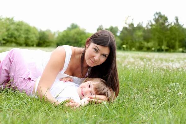 Itlle ragazza con sua madre all'aperto — Foto Stock