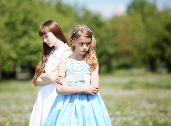 उद्यानात खेळत दोन मुली — स्टॉक फोटो, इमेज