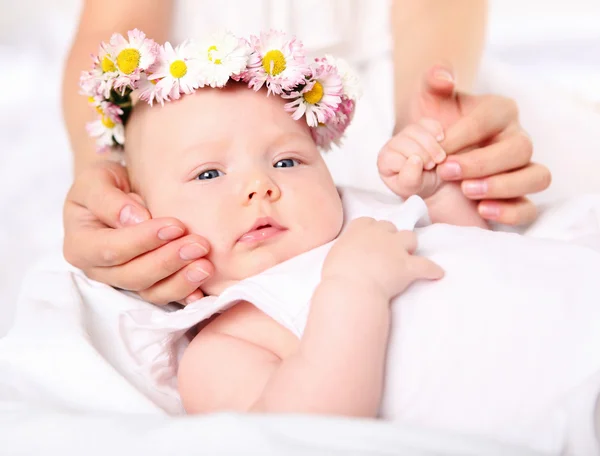 Retrato de um bebê com uma coroa de flores — Fotografia de Stock