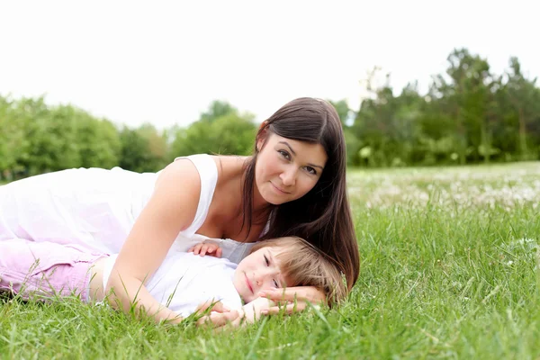 Itlle meisje met haar moeder outdoors — Stockfoto