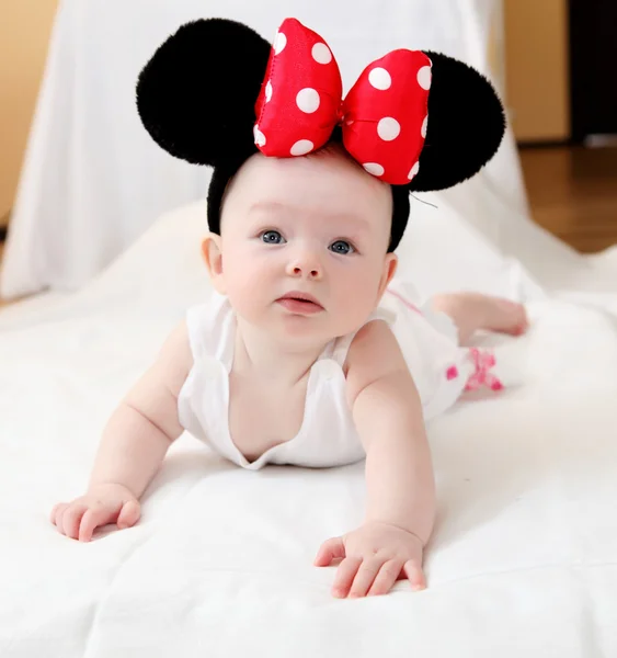 Маленька дитина з вухами миші — стокове фото
