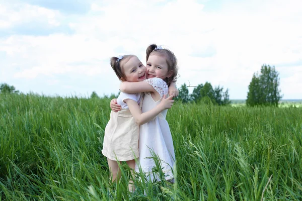 Two little sisters outdoors — Stock Photo, Image
