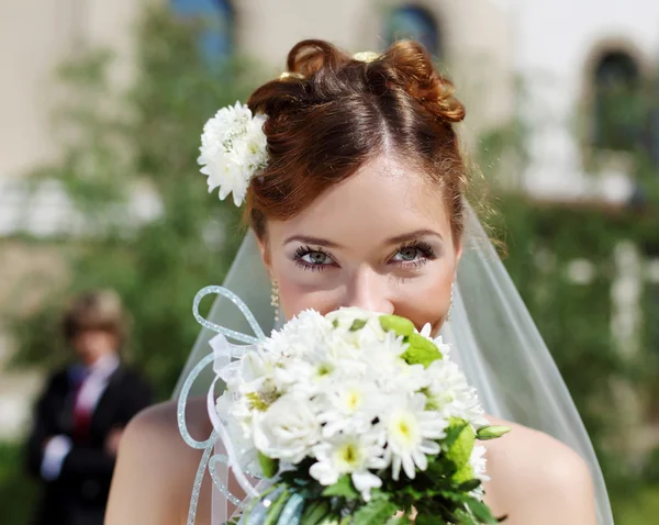 Portrait d'une jeune mariée en robe blanche — Photo