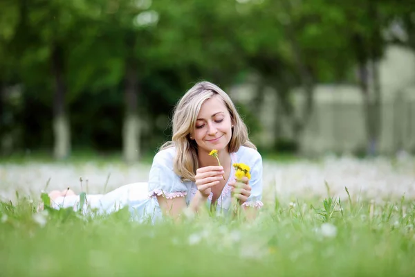 Parktaki genç sarışın kadın. — Stok fotoğraf