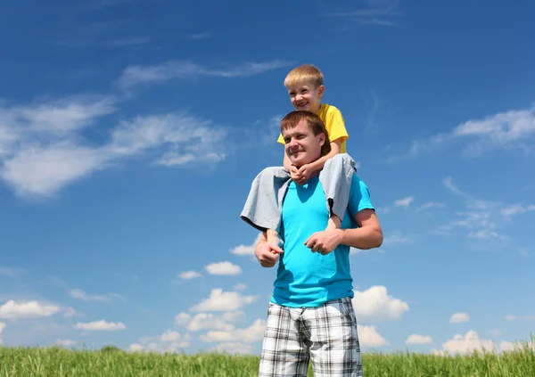 Батько з сином в літній день на відкритому повітрі — стокове фото