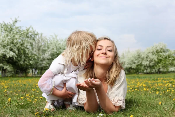 Meisje met moeder in het park — Stockfoto