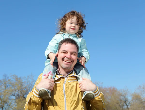 Litlle meisje met vader in het park — Stockfoto