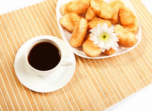 早餐咖啡和牛角面包 — Stockfoto