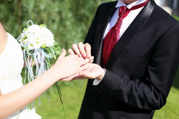 Schuss Moment, wenn der Bräutigam den Ring legt — Stockfoto