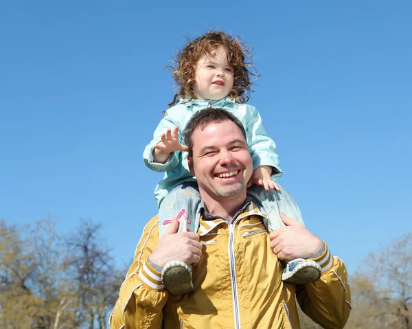 Litlle дівчина з батьком в парку — стокове фото