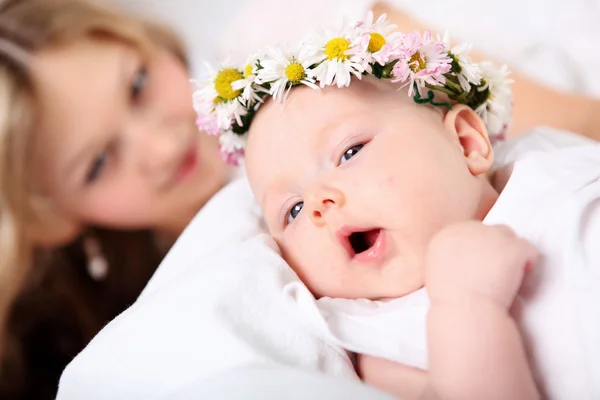 Retrato de una joven madre y un bebé — Foto de Stock