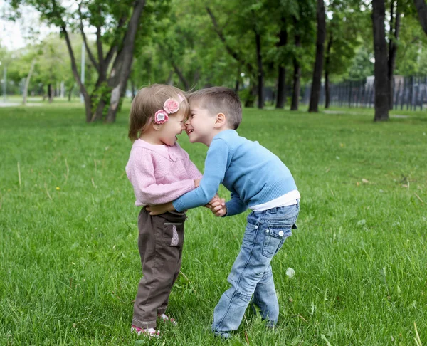 Hermana feliz y hermano al aire libre — Foto de Stock
