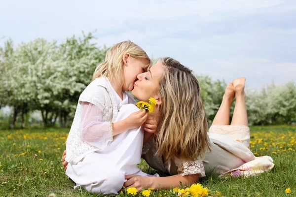 Девушка с матерью в парке — стоковое фото