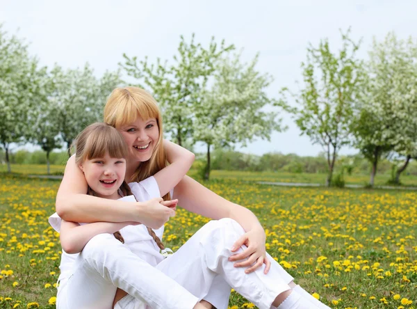Chica con madre en el parque de primavera —  Fotos de Stock