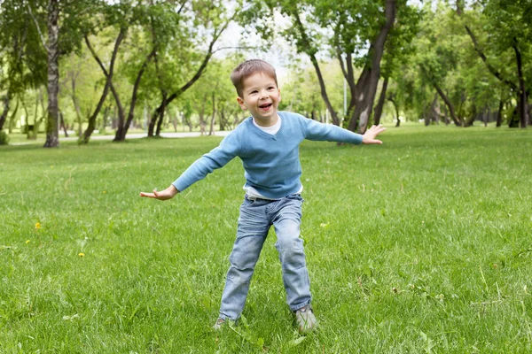 Porträtt av en liten pojke utomhus — Stockfoto