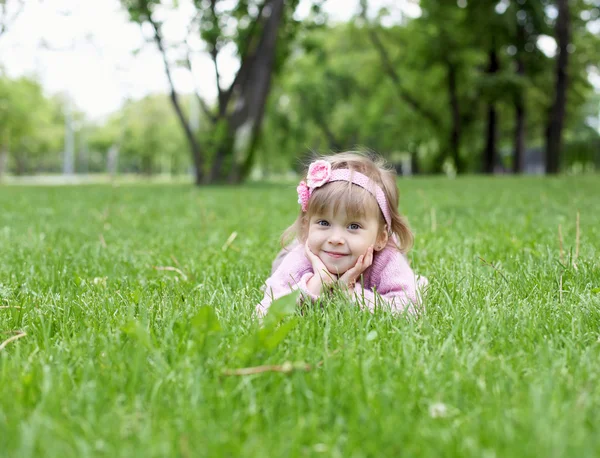 Portrait d'une petite fille en plein air — Photo