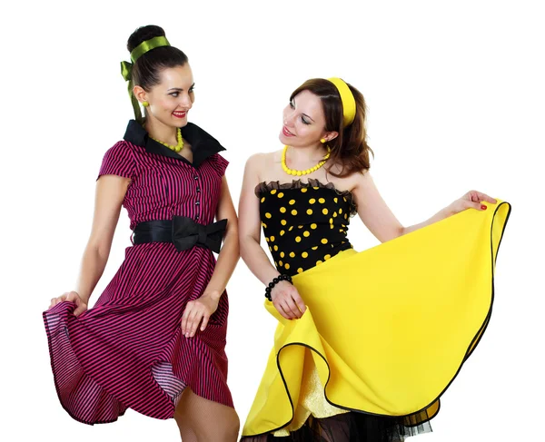 Δύο νεαρή γυναίκα στο φωτεινό χρώμα φορέματα — Φωτογραφία Αρχείου