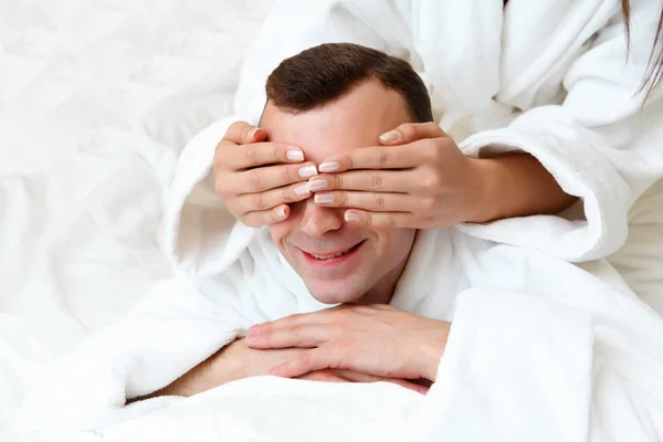 Homem com os olhos fechados pelas mãos da namorada — Fotografia de Stock