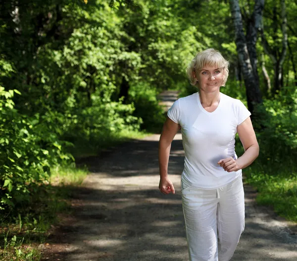 A la anciana le gusta correr en el parque. — Foto de Stock