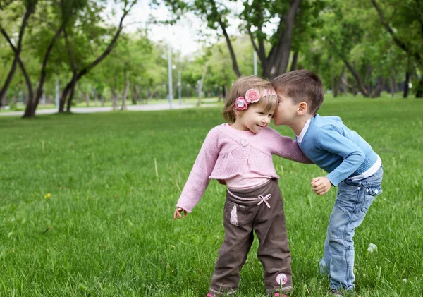Hermana feliz y hermano al aire libre — Foto de Stock