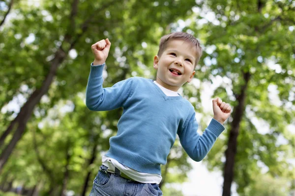 Портрет маленького хлопчика на відкритому повітрі — стокове фото