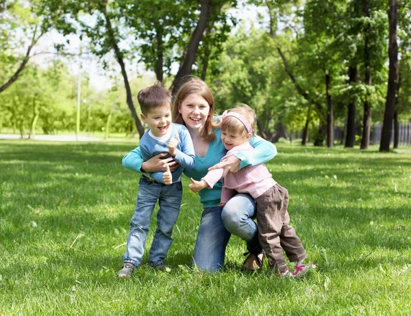 Portret matki i dzieci w parku — Zdjęcie stockowe