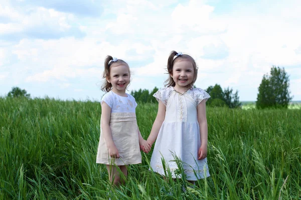 Deux petites sœurs à l'extérieur — Photo