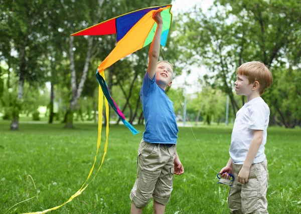 Porträtt av glada pojkar i sommaren utomhus — Stockfoto