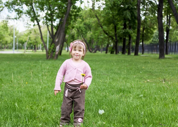Πορτρέτο του ένα μικρό κορίτσι σε εξωτερικούς χώρους — Φωτογραφία Αρχείου