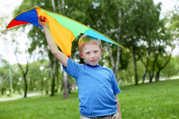 Porträtt av en glad pojke utomhus — Stockfoto