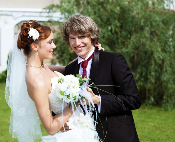 Coups de feu jeunes couples entrant dans le mariage — Photo
