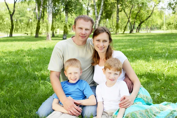 Family together in the park — Stock Photo, Image