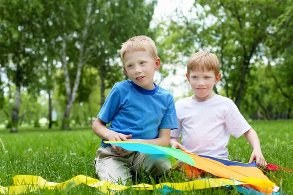 Retrato de meninos felizes no verão ao ar livre — Fotografia de Stock
