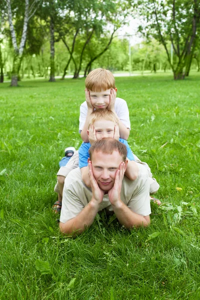 Портрет отца с двумя сыновьями на открытом воздухе — стоковое фото