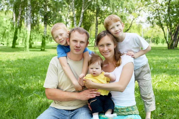 Familie zusammen im Park — Stockfoto